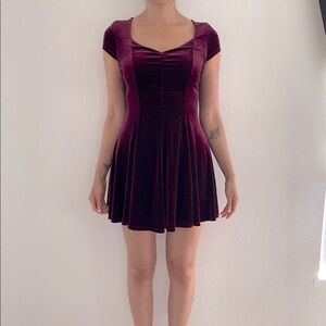 Kimchi Blue - Velvet Burgundy Sweetheart Neckline Mini Dress